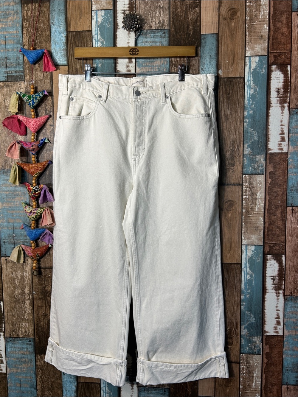 Universal Thread Relaxed White Jeans — Wide-Leg Denim